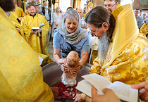 Митрополит Даниил совершил в Александро-Невском соборе Таинство Крещения