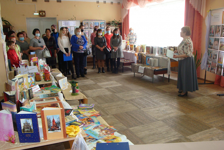 В Варгашинской библиотеке работала выставка православной книги «Добрая книга России» 