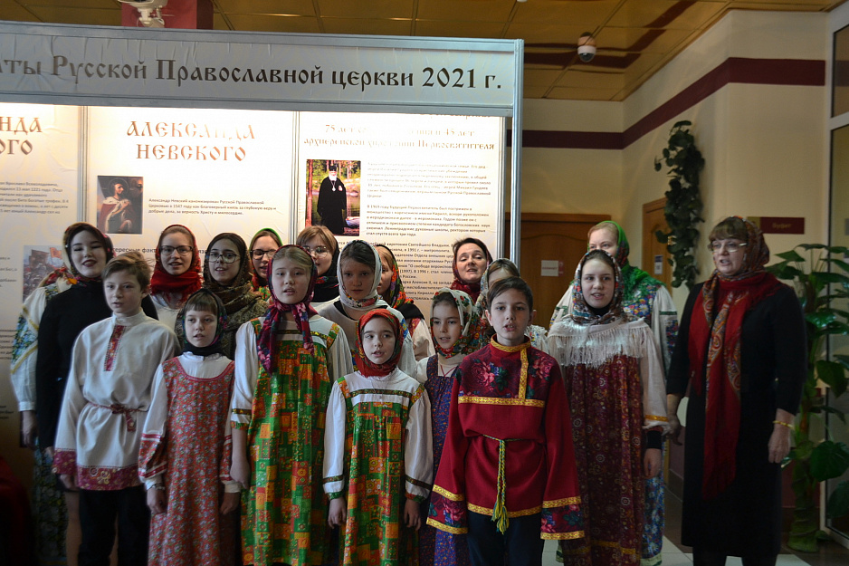 В Кургане воспитанники воскресной школы «Покров» при Свято-Троицком приходе выступили на выставке «Добрый свет Рождества»