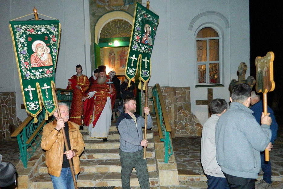 Курганские паломники по традиции встретили Пасху в храме села Чернавского