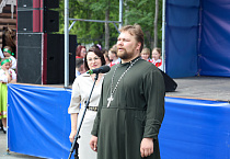 Курганский священник приветствовал участников фестиваля «От Руси до России»