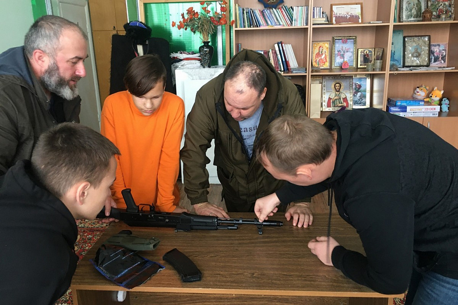 Участники проекта «Папина школа» поздравили своих пап с Днём отца