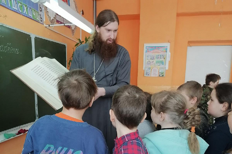 Зауральский священник провёл урок в сельской школе