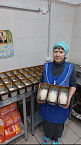 В курганском храме опытный пекарь выпекает хлеб для нуждающихся