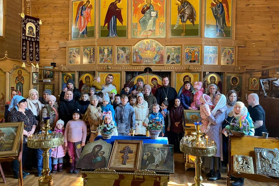 В Георгиевском храме города Кургана дети и их матери помолились о российских воинах