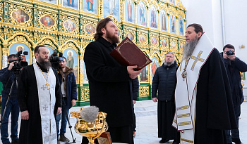 Митрополит Даниил освятил икону Царственных страстотерпцев в Троицком соборе 