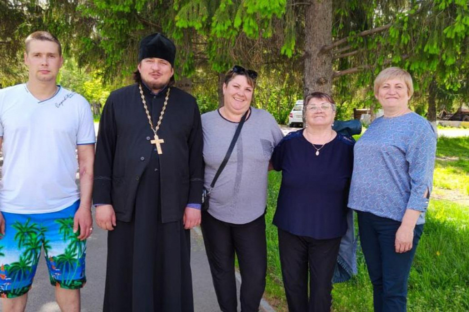 Курганский священник поздравил ребятишек микрорайона Тополя