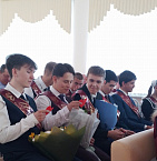 В Половинном священник поздравил выпускников