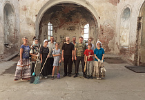 В Зауралье православные волонтёры убрали мусор в полуразрушенном  сельском храме