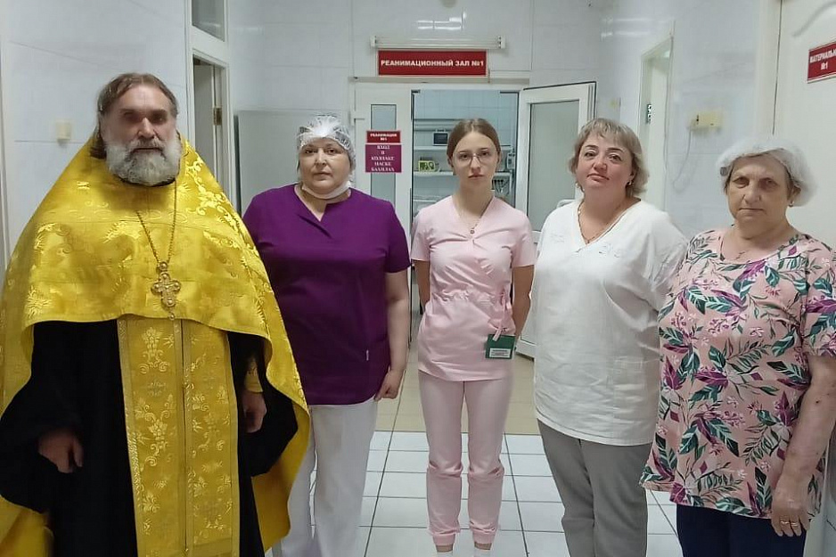 Курганский священник совершил молебны в областной больнице