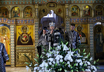 Митрополит Даниил совершил в Александро-Невском соборе утреню с чином погребения Плащаницы