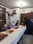 Настоятель курганского храма провел для детей сеанс одновременной игры в шахматы
