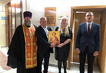 В Кургане Центр Илизарова получил в подарок от благотворительного фонда икону  целителя Пантелеимона 