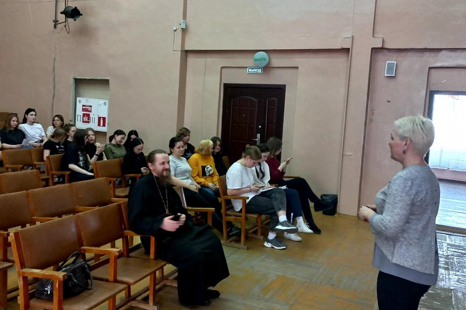 В Кургане священник побеседовал со студентками о женской природе