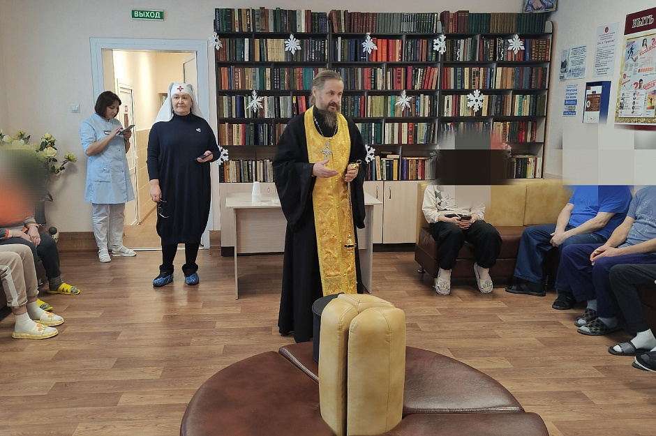 Священник и сёстры милосердия поздравили подопечных социальных учреждений с Рождеством