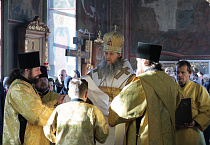 Митрополит Даниил совершил в Александро-Невском соборе Кургана воскресную Литургию и Таинство венчания