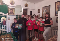 Половинские школьники после экскурсии в храм получили подарки