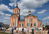 Курганские приходы отметили День семьи, любви и верности благотворительной ярмаркой «Белый цветок»