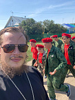 Зауральский священник организовал для юнармейцев прогулку на катере
