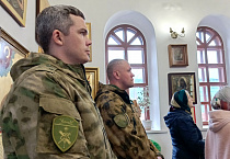 В Кургане представители Росгвардии и подшефные школьники навели порядок на территории Пантелеимоновского храма