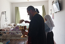 Пациенты хосписа в селе Садовое причастились Святых Таин в пасхальные дни