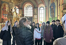 В Кургане школьники одной из зауральских школ в Светлую седмицу посетили собор и звонницу