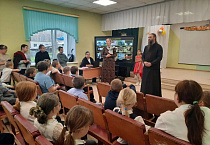 Насельник Чимеевского монастыря побывал на школьном спектакле