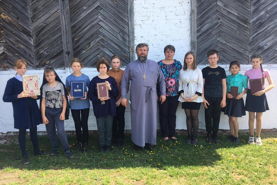 Зауральский батюшка учил детей читать по-славянски