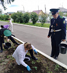 Курганский священник помог посадить розы в Госпитале ветеранов воин