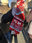 С наступлением холодов в курганском «Сквере милосердия» начали раздавать тёплую одежду