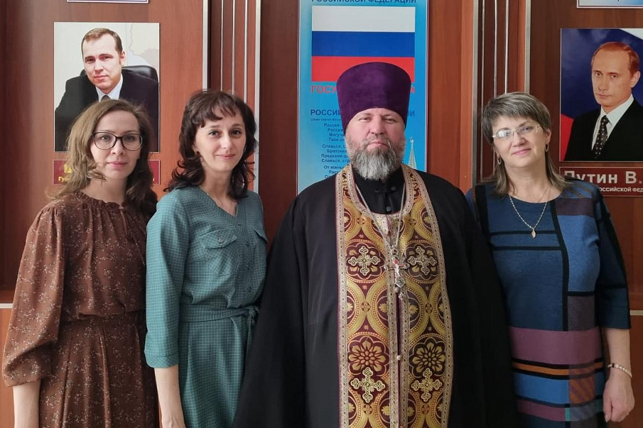 В Кургане священник поздравил коллектив школы с Новым годом и Рождеством