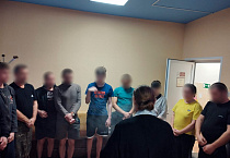 В Кургане священник и сестра милосердия посетили наркологический диспансер
