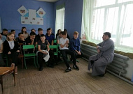 В Зауралье сельский священник говорил с детьми о вредных привычках