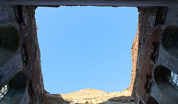 Митрополит Даниил совершил Литургию рядом с разрушенным храмом в селе Мендерском