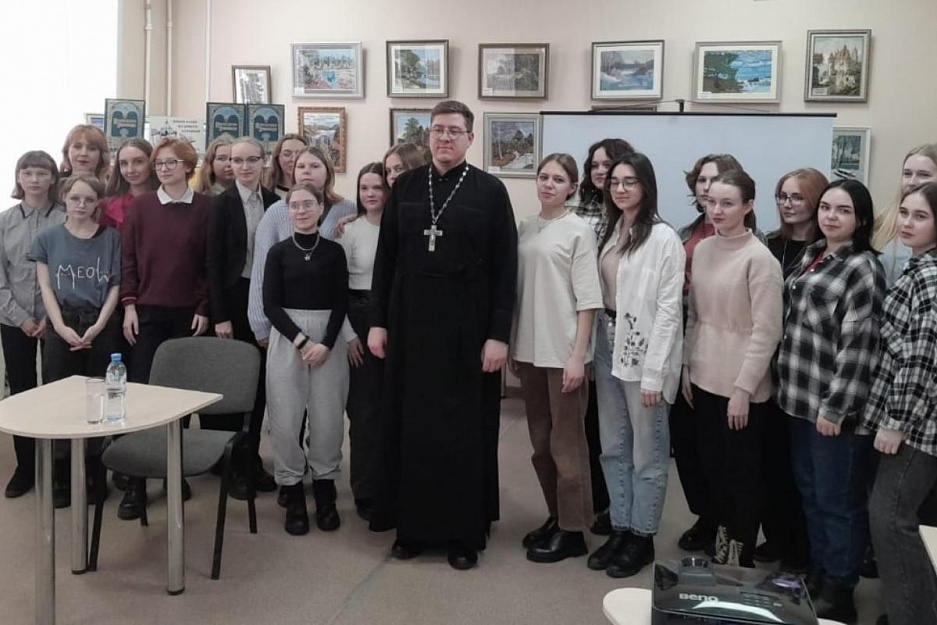 Курганский священник в День православной книги говорил со студентами о роли наставника