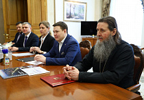 Митрополит Даниил передал губернатору Вадиму Шумкову высокую награду  