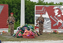 В День памяти и скорби настоятель гладковского храма возложил цветы к мемориалу погибшим