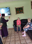В Зауралье священник поздравил с Пасхой проживающих в доме-интернате