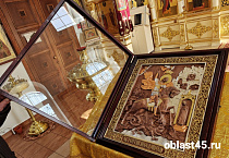 Сенатор РФ Сергей Муратов подарил курганскому храму икону святого Георгия