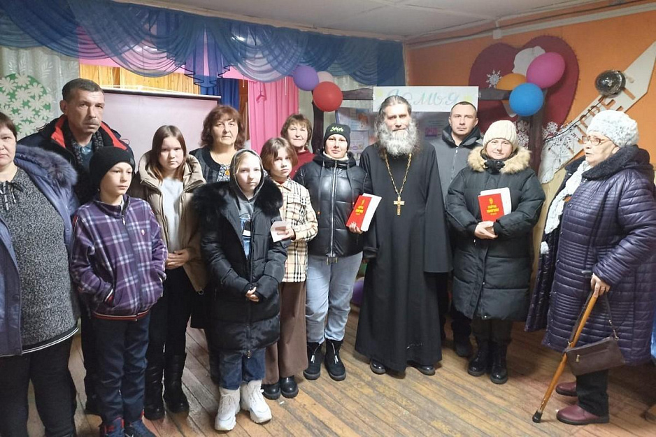 Настоятель  храма поселка Новый Просвет побеседовал с  местными семьями о воспитании подростков