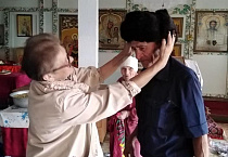 В Богоявленском храме города Петухово снабжают нуждающихся одеждой