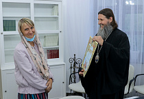 Митрополит Даниил наградил грамотой директора Курганской коррекционной школы