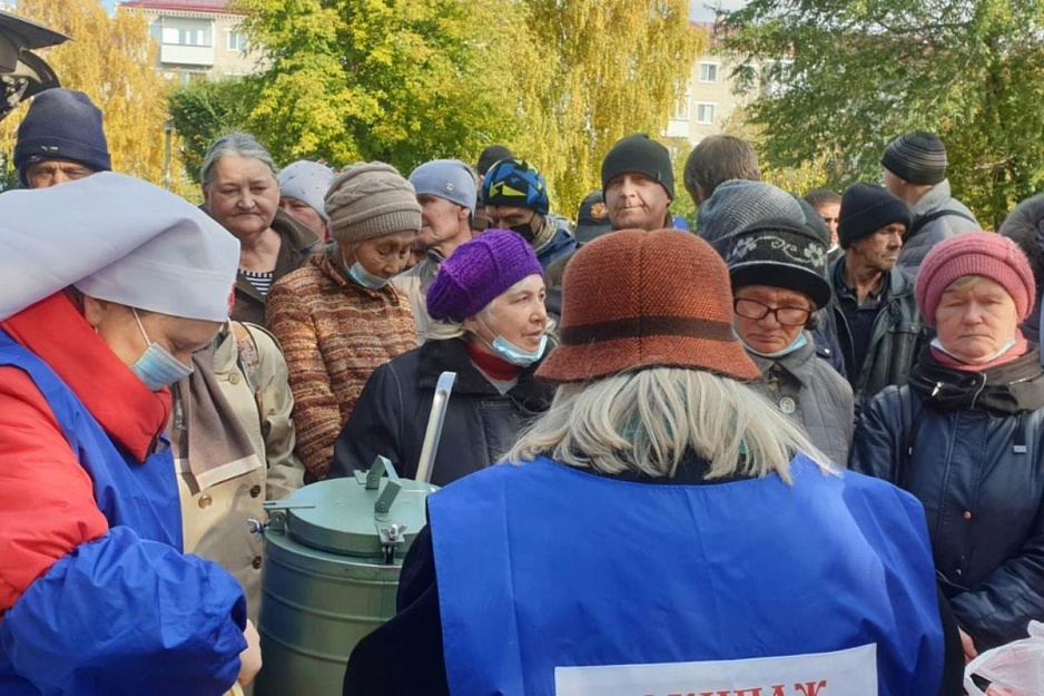 В "Сквере Милосердия" бездомным начали раздавать тёплые вещи