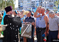 В Кургане священник в Ильин день окропил десантников святой водой