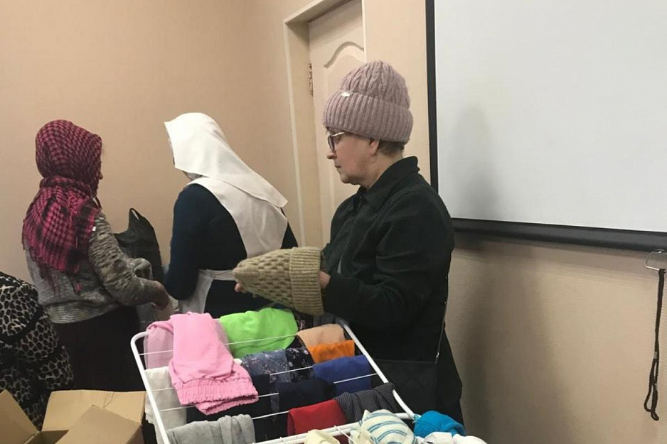 Курганский центр «Надежда» обеспечивает нуждающихся вещами по сезону
