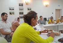 В Троицком соборе Кургана прошла встреча с популярным журналистом-блогером