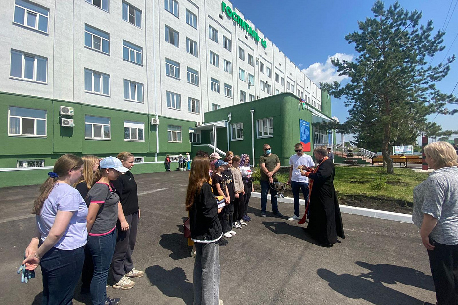 Курганский священник инициировал высадку роз в Госпитале-45