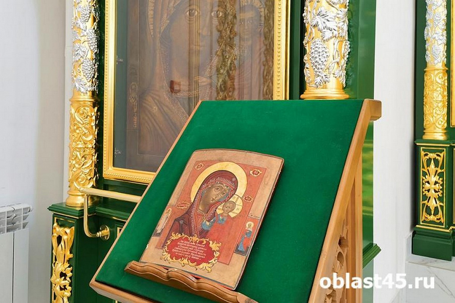 Губернатор Вадим Шумков подарил икону Троицкому собору города Кургана