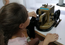 На занятиях проекта «Швейная мастерская «Мастерицы» начали изучение скорняжной машины