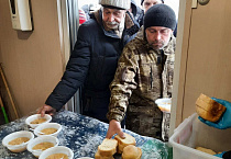 В курганском «Сквере Милосердия» кормят горячими обедами и помогают в социальной адаптации
